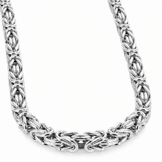 White gold Byzantine necklace, close-up of the links