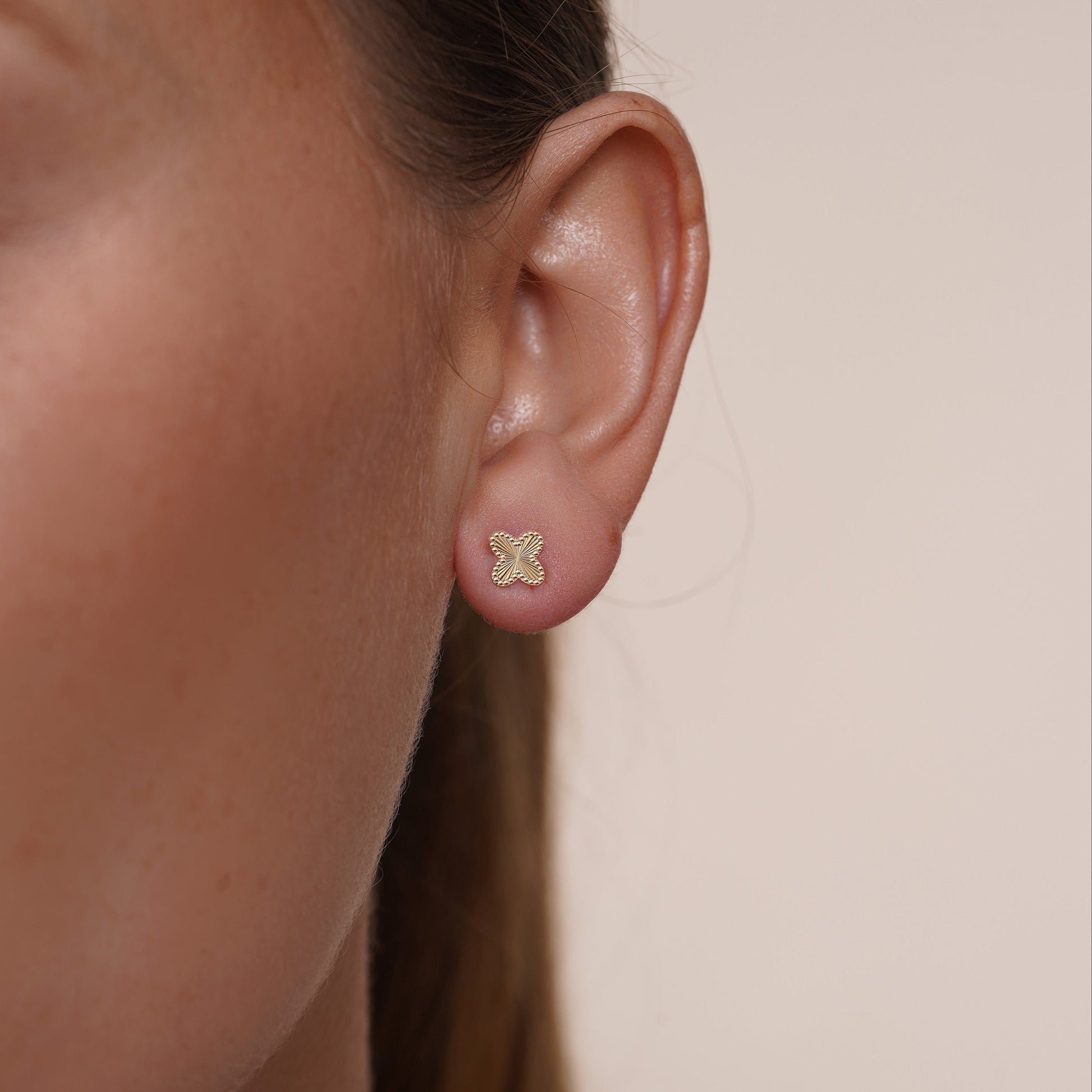 Beaded iridescent clover stud earrings in 14 karat gold, detail view