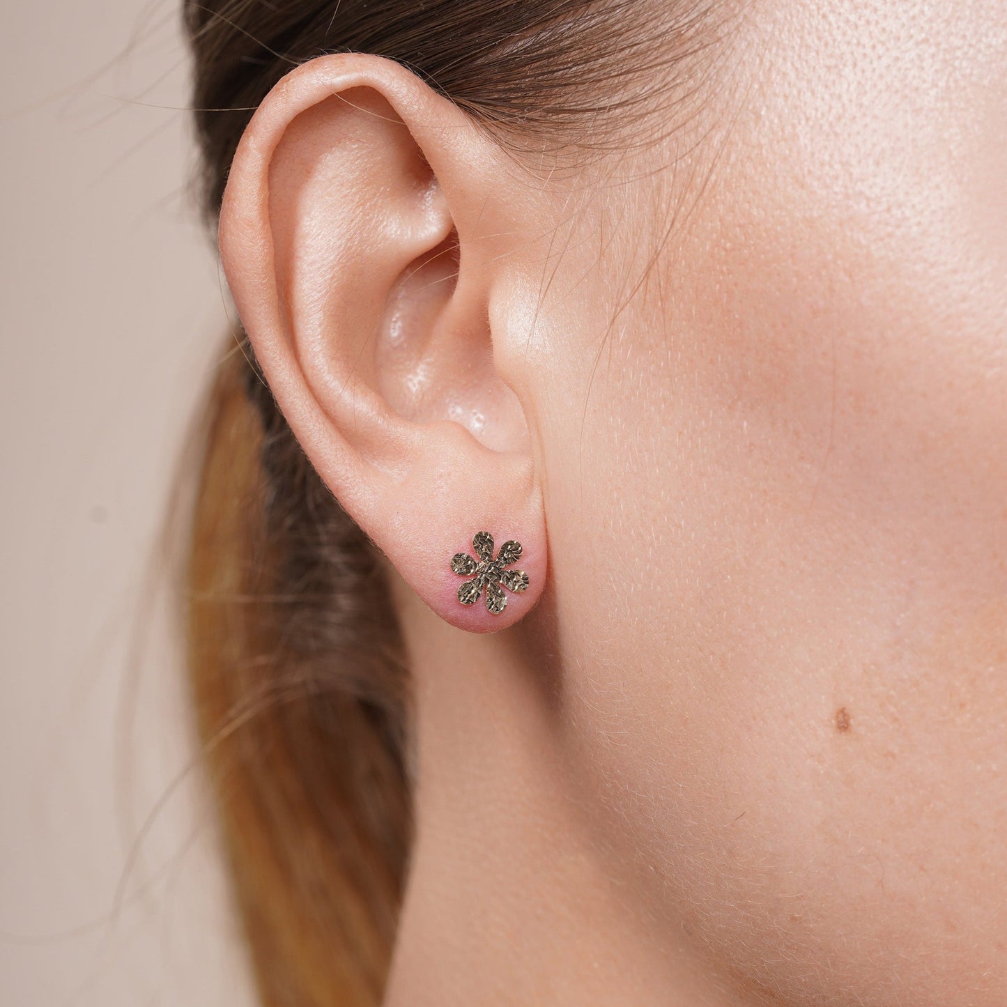 Confetti diamond-cut flower stud earrings in 14 karat gold, detail view