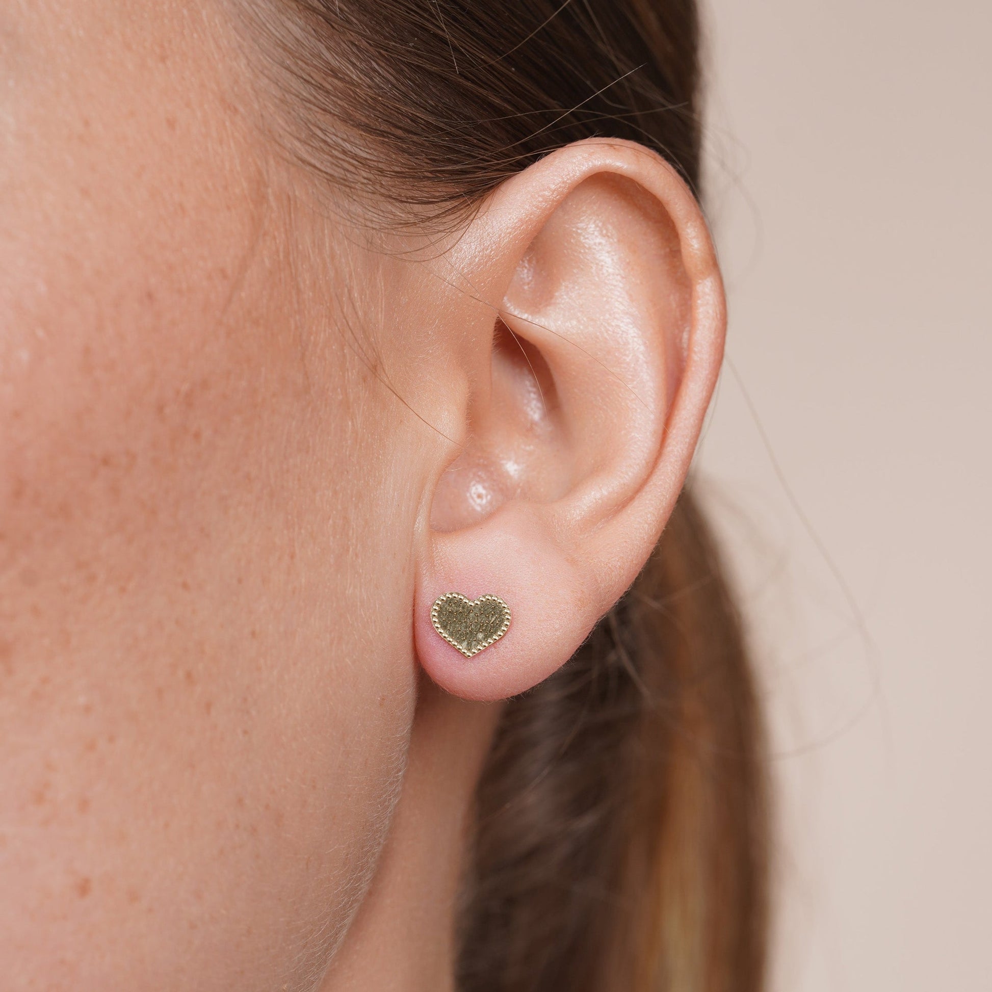 Beaded honeycomb heart stud earrings in 14 karat gold, detail view