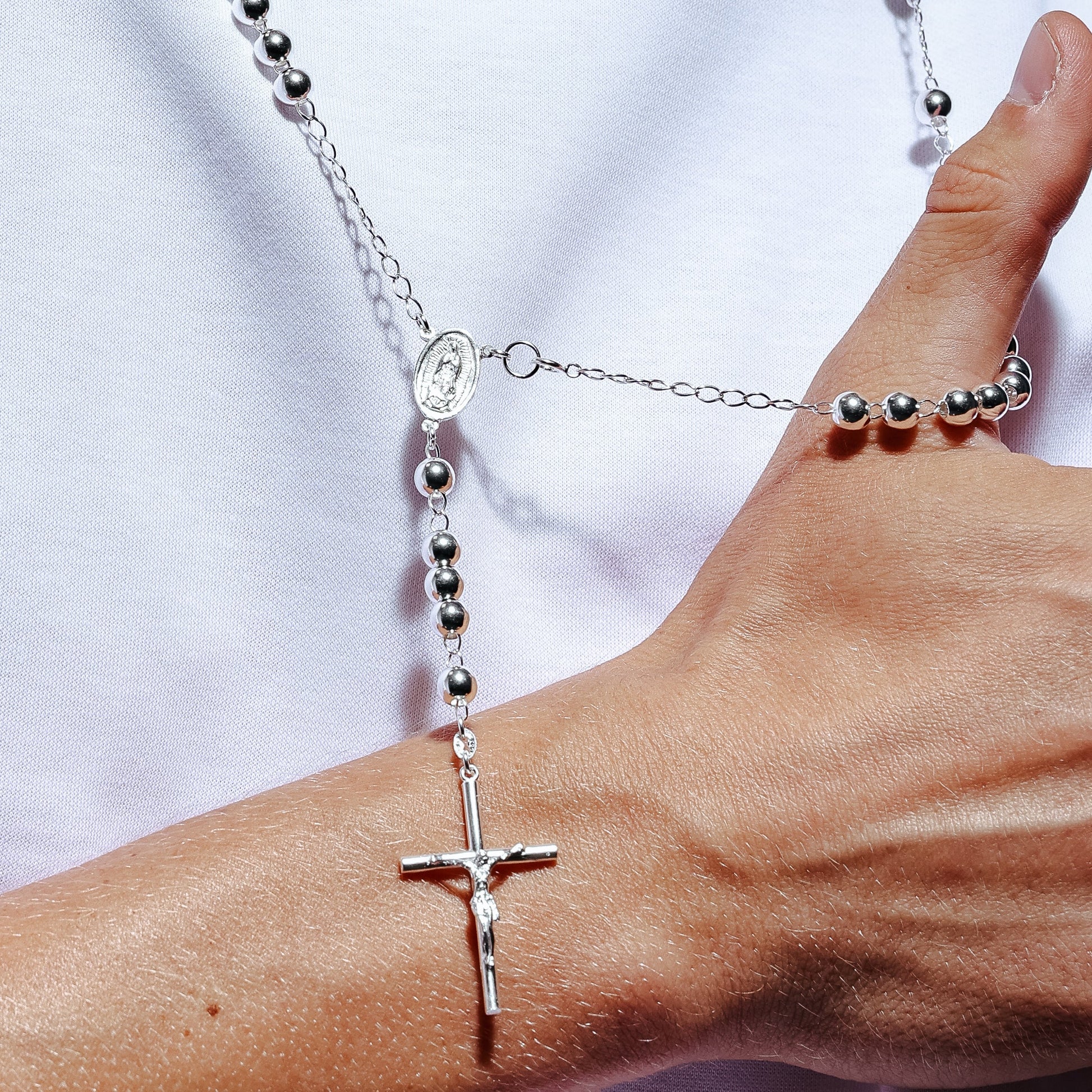 Silver high polished rosary chain, detail shot