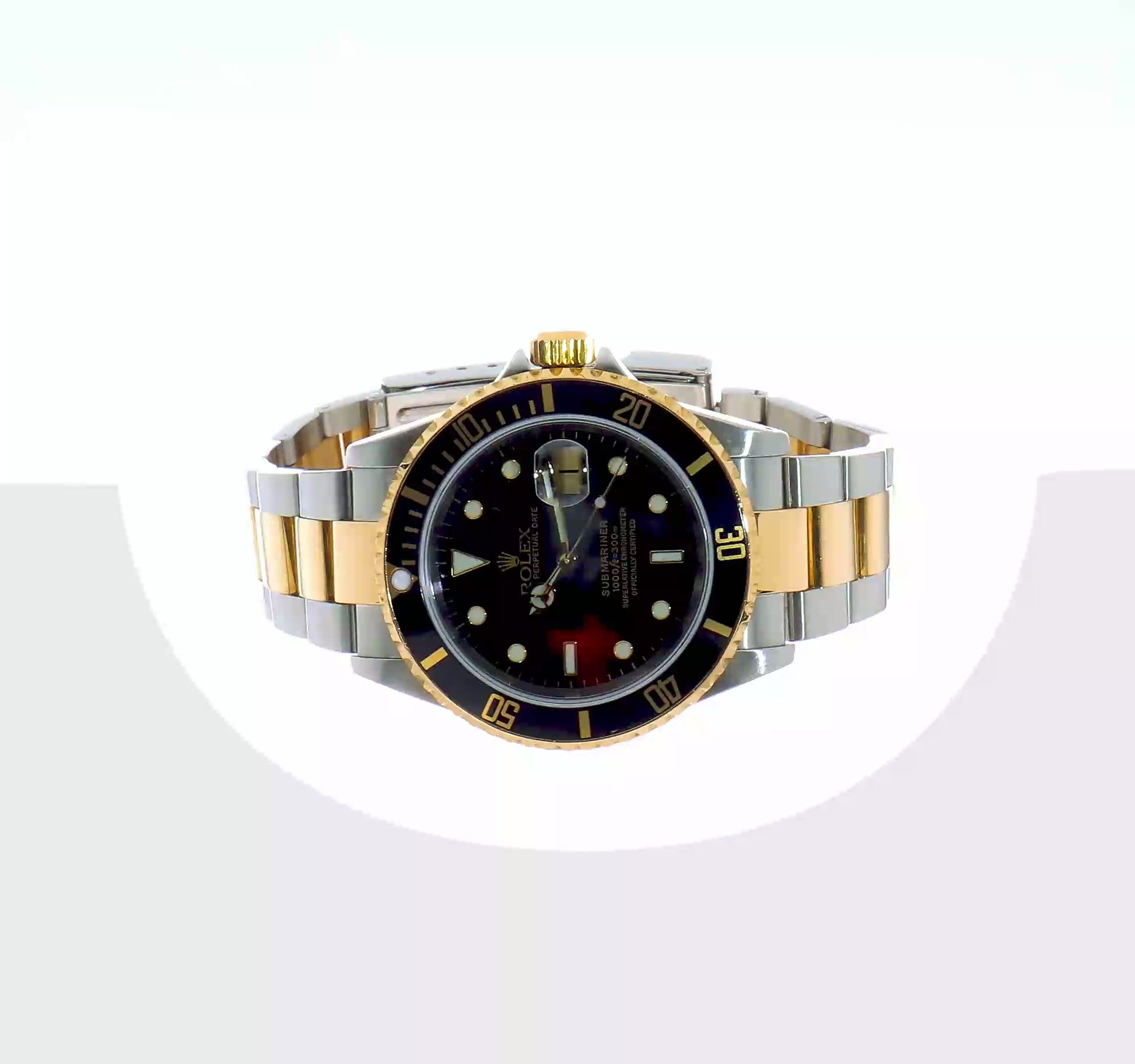 Rotating video of the pre-owned Rolex Submariner 40mm two-tone watch with black dial