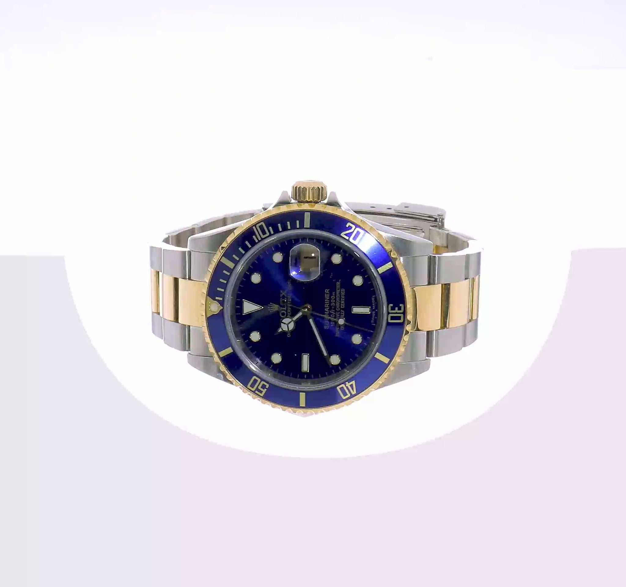Rotating video of the pre-owned Rolex Submariner 40mm two-tone watch with blue dial